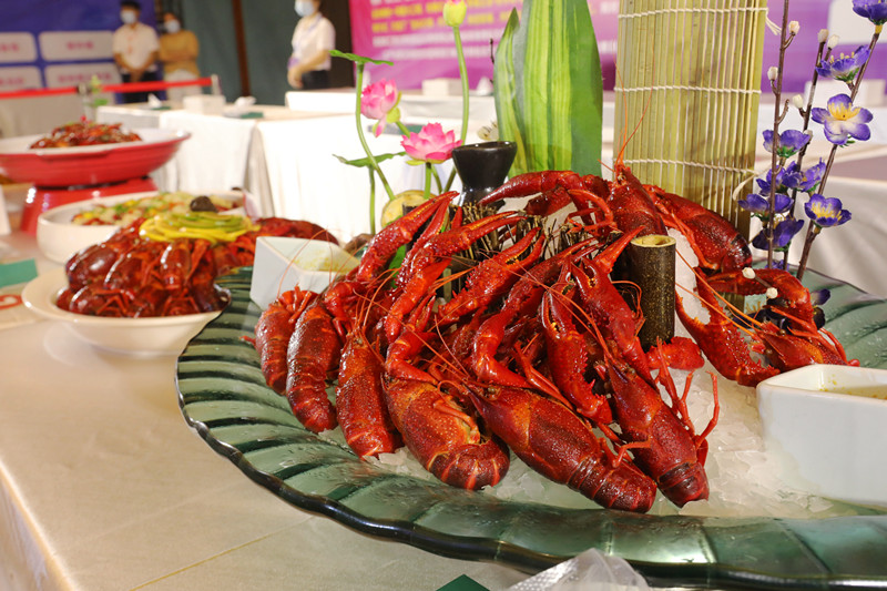 7月7日,在都昌首届鄱湖小龙虾烹饪大赛暨地方传统美食品鉴会活动现场