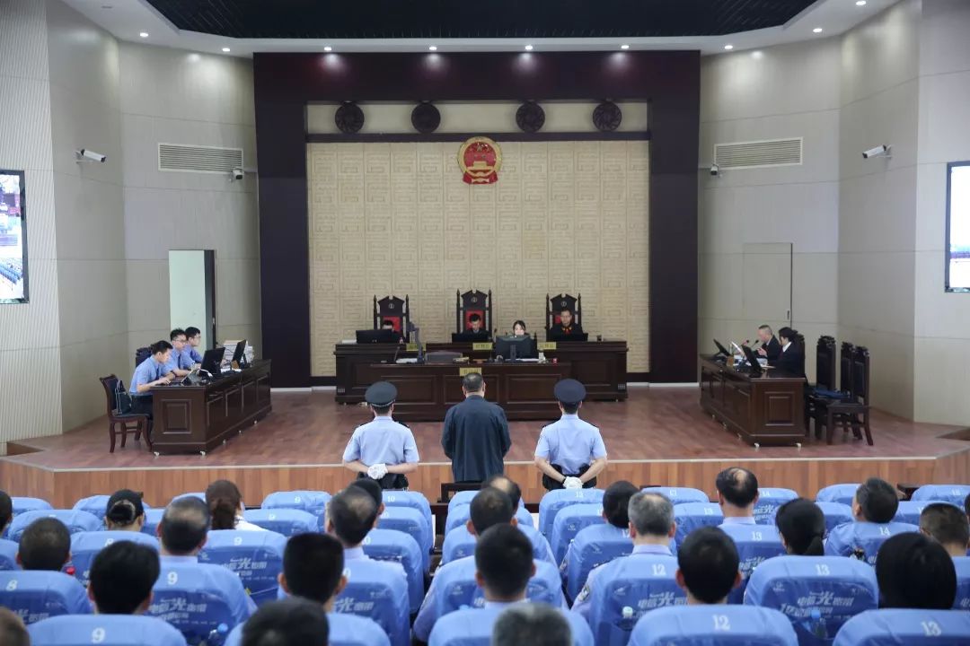 赣州市交警支队原支队长朱雄武受贿贪污案一审公开开庭审理