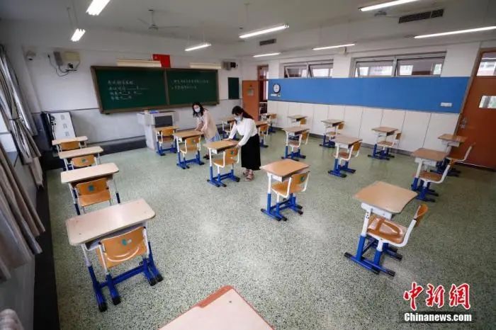 资料图:布置高考考场.中新社记者 富田 摄