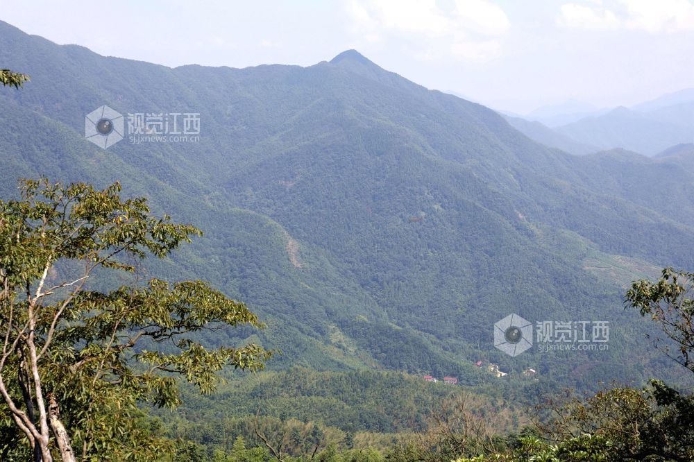 8月18日,江西省分宜县大岗山初秋景色宜人.