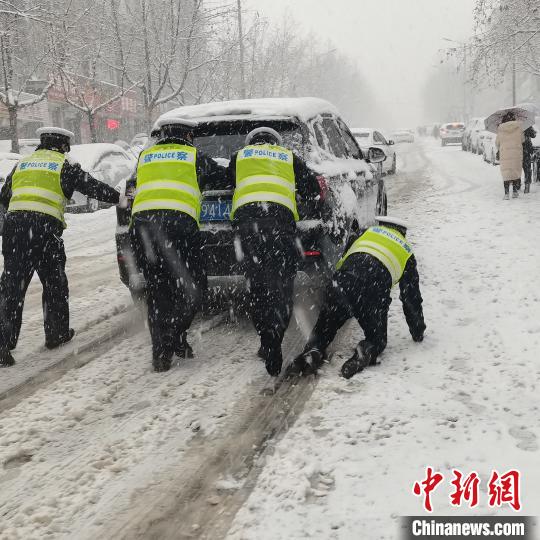 山西多地遭遇大雪暴雪 交警全员上路应对