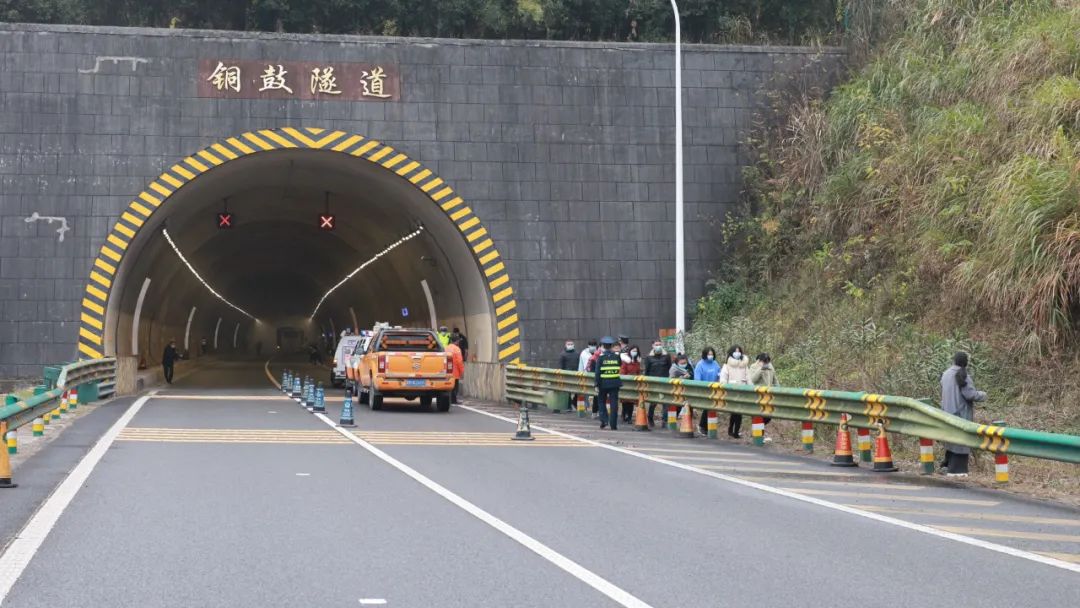 演练的模拟事故发生在杭长高速铜鼓段隧道内,一辆客车与一辆货车发生