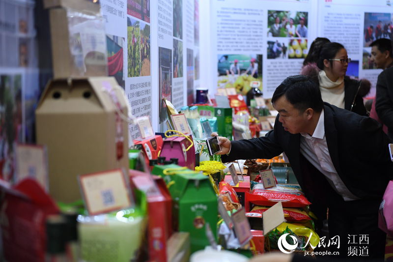 “赣品网上行——老俵情·扶贫农品”年货节上，参会嘉宾在参观展示的商品。（时雨/摄）