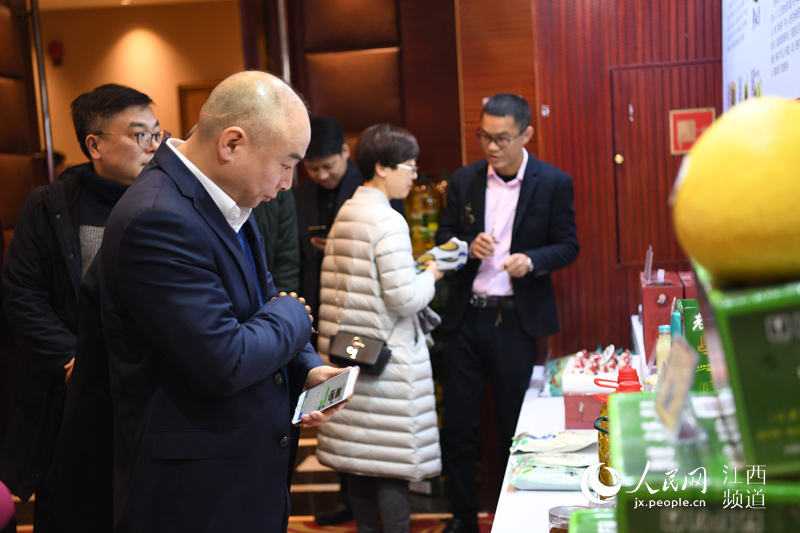“赣品网上行——老俵情·扶贫农品”年货节上，参会嘉宾在参观展示的商品。（时雨/摄）
