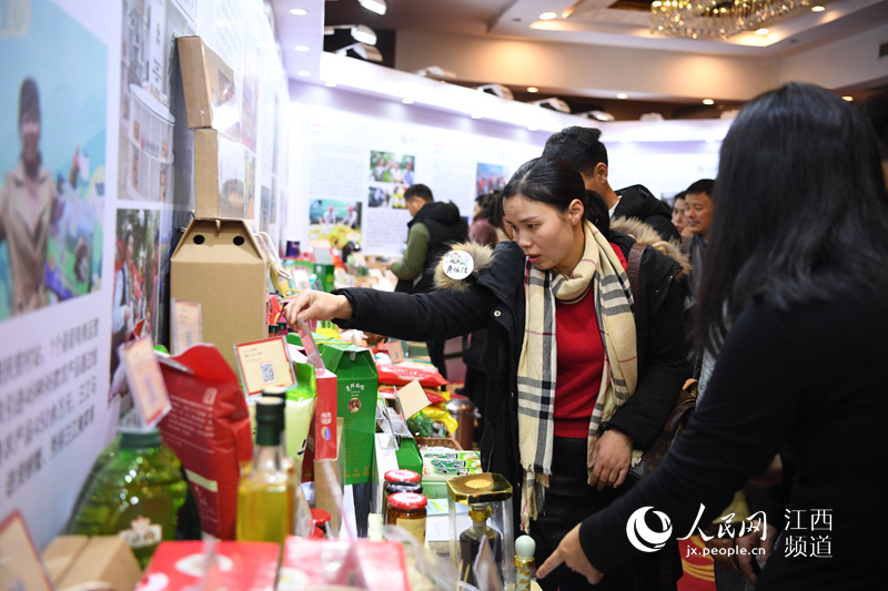 “赣品网上行——老俵情·扶贫农品”年货节上，参会嘉宾在参观展示的商品。（时雨/摄）