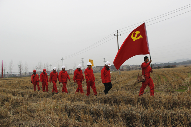 图二：踏线路上党旗飘扬1