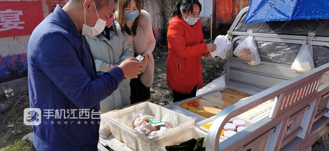 村民在村门口的“临时超市”自主选购食材_副本