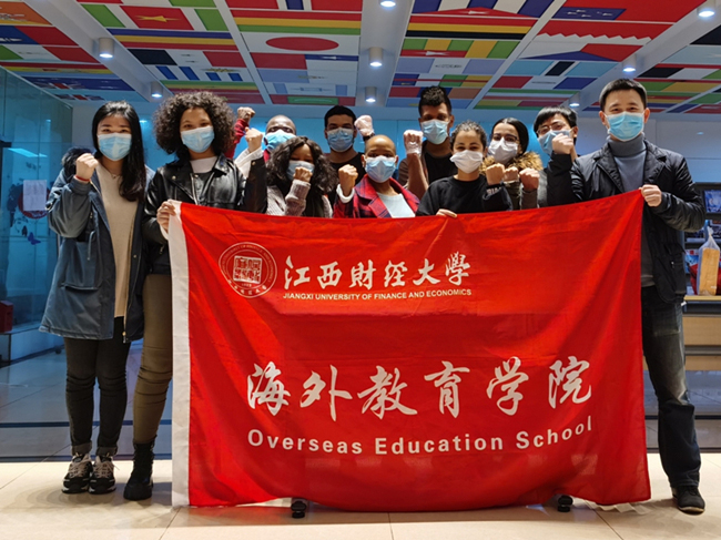 1海外教育学院教师与留学生志愿者在一起。左一为李妍婷老师，右一为王琦老师