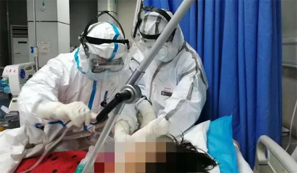 涂理花為重癥病人更換密閉式吸痰管（右）、
