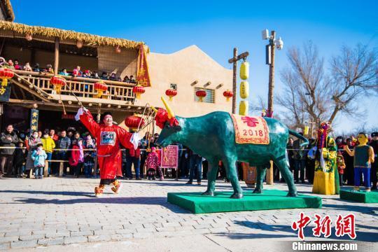 ↑资料图：正值中国农历立春时节，甘肃古郡敦煌数千人参与“打春牛”。 王斌银 摄