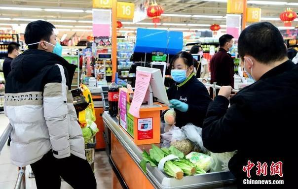 福州永辉超市收银员正在工作中。疫情发生后，这家超市始终保持开门营业。<a target='_blank' href='http://www.chinanews.com/'>中新社</a>记者 王东明 摄