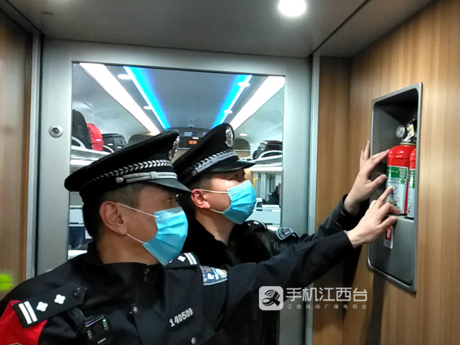 图4父子一同进行消防检查_副本