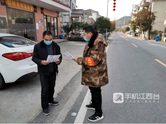 向群众发放疫情普法宣传单