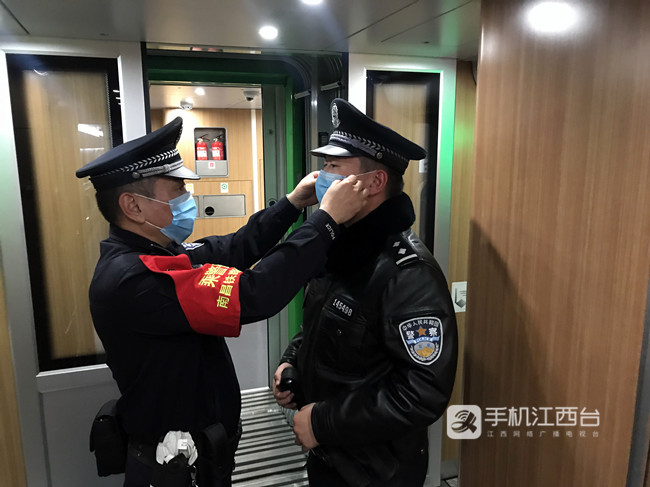 图6 父亲帮儿子检查口罩佩戴_副本