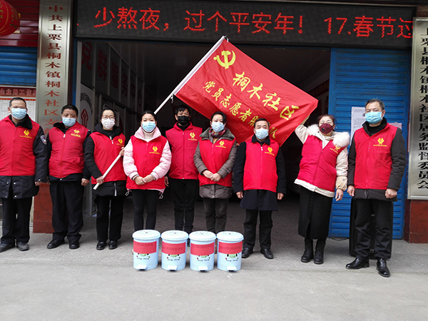 桐木社區黨員志愿者為轄區配送一次性口罩回收專用垃圾桶，并清理轄區衛生