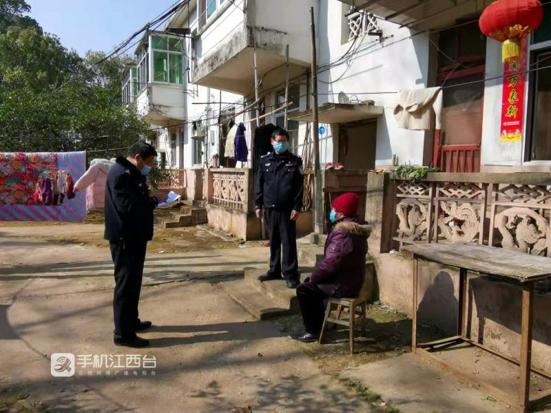 李毛仔和同事在进行摸排_副本