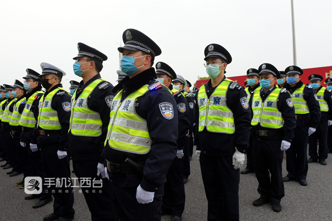 江西省公安厅百名机关民警整装出发_副本