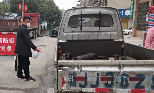陳建軍為出入車輛消毒