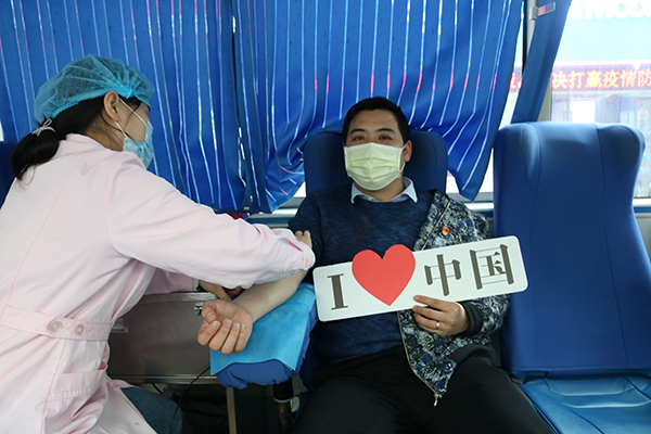 上栗镇“萍乡好人”、平安社区党支部副书记谢鹏正在为疫情献血，用实际行动助力疫情防控 (2)