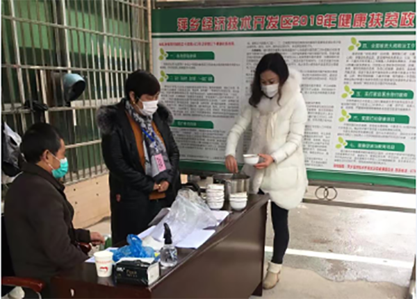 羅莉為監測點志愿者送點心