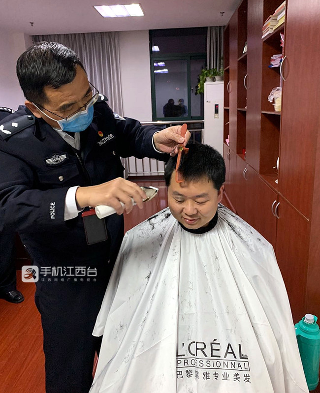 1 南昌市强戒所政委董知明为民警理发