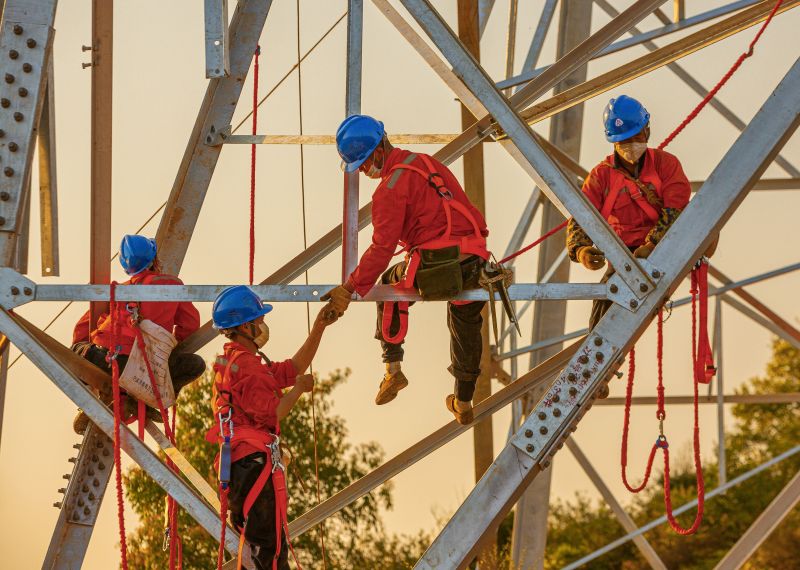 首个特高压输电工程加速建设中3