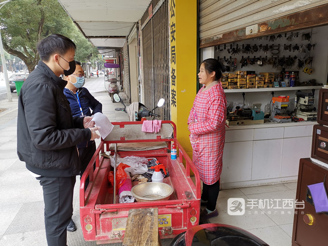 2020年3月，疫情防控期间，戴青峰上门督导沿街商铺落实防疫措施，有序复工。