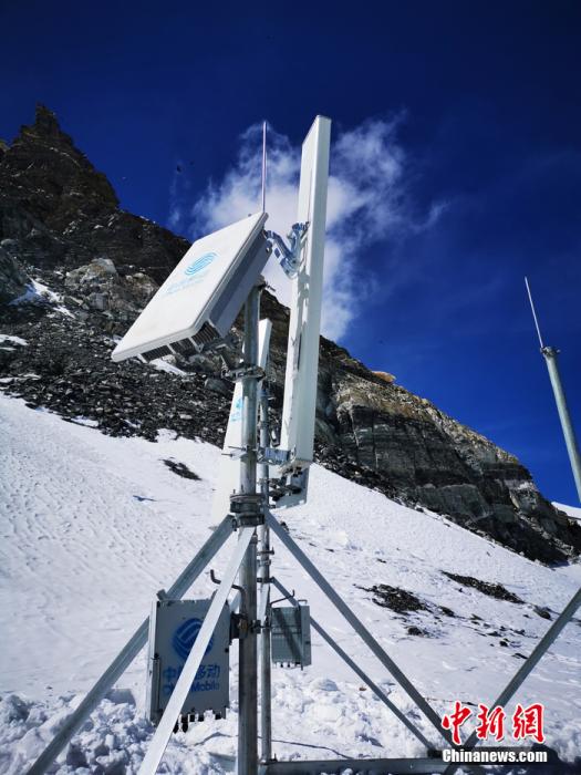 珠峰海拔6500米前进营地的5G基站。