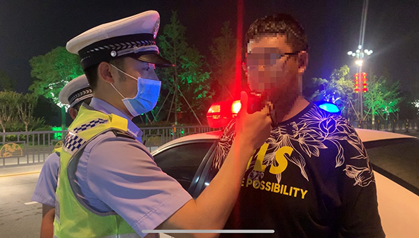 九江交警多点布警严查酒驾