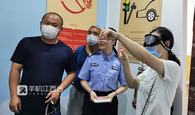 农村“法律明白人”亲身体验醉酒感受。邓红 摄