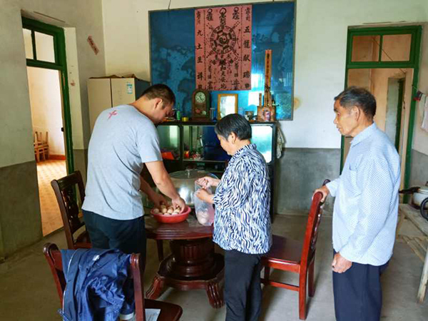 帮助村民代销土鸡蛋