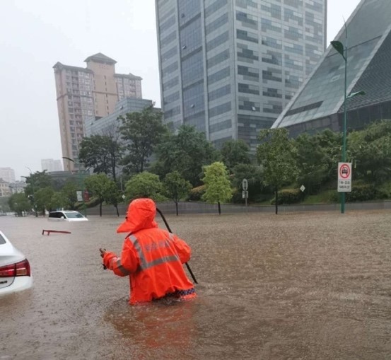 新余市渝水区城区内涝严重，积水至腰间。