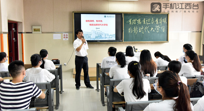 豫章师范学院党委书记贺瑞虎给学生们上思政课。万柏楷 摄