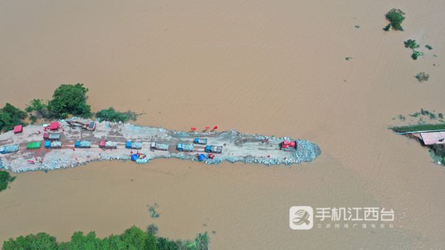 航拍鄱阳问桂道圩决口封堵现场