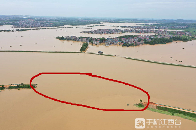 鄱阳县问桂道圩发生溃决，中国安能第二工程局在封堵决口。