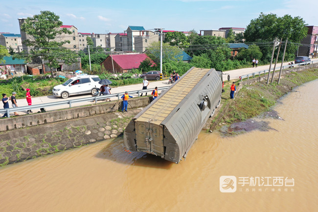 中国安能第二工程局厦门分公司开辟水上运输通道，协调中船应急利用动力舟桥将大型挖掘机、推土机运送至堤头。