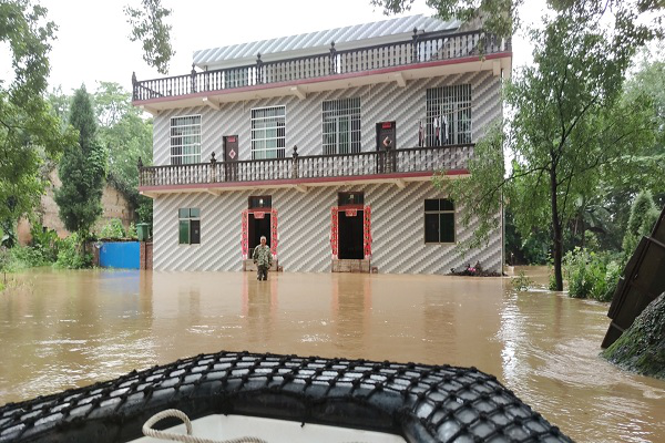 水位上涨村民被困家中（安福消防大队供图）