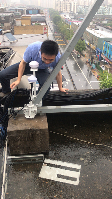 新建区网络部人员在新祺周高铁基站进行光缆抢修1