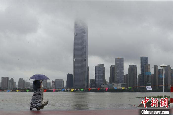 资料图：武汉汉口江滩水位上涨 张畅 摄