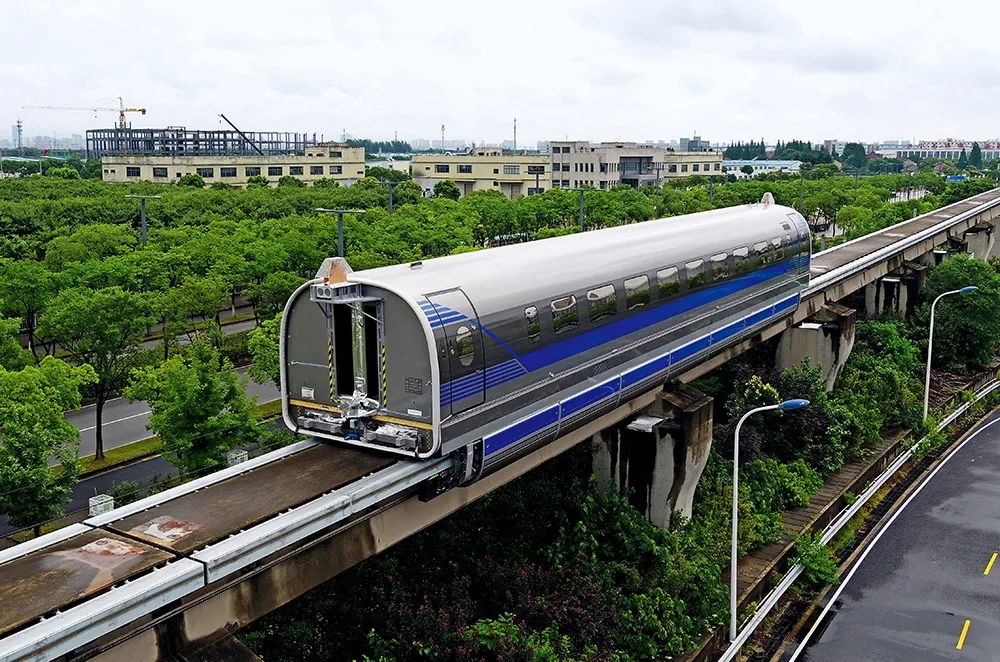 6月21日，时速600公里高速磁浮试验样车在磁浮试验线上试跑。图/IC