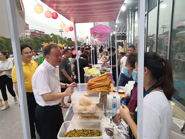 市长李江河正在与摊贩交流