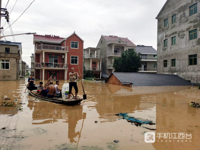受暴雨影响，鄱阳百姓划船出行。