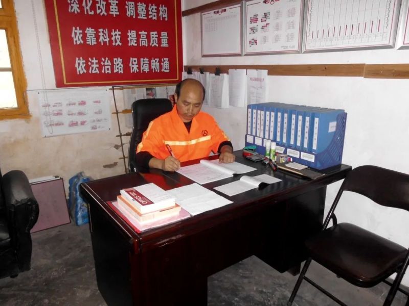 章策中认真记录巡路日志