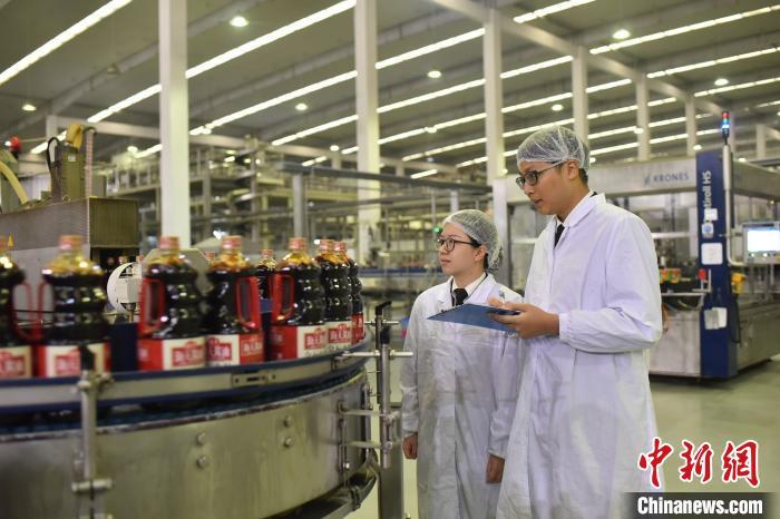 资料图：广州海关关员对出口调味品企业进行定期监管。 廖鉴康 摄