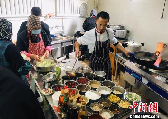 资料图：村民们做着农家饭。 艾庆龙 摄