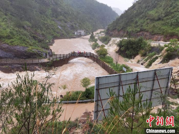 台风天游客被困山腰激流救援人员悬崖上开辟生命通道