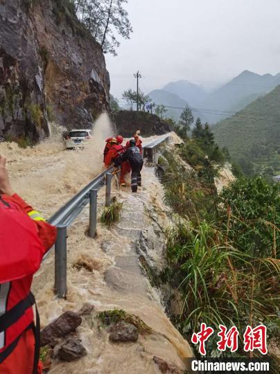 现场山洪湍急,情况十分危急 何立挺 摄 现场山洪湍急,情况十分危急 何立挺 摄