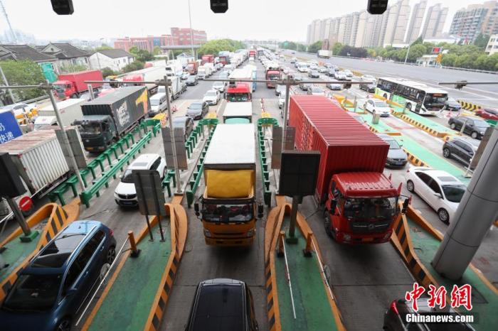 高速恢复收费首日，上海高速入城方向遭遇车流高峰。 张亨伟 摄