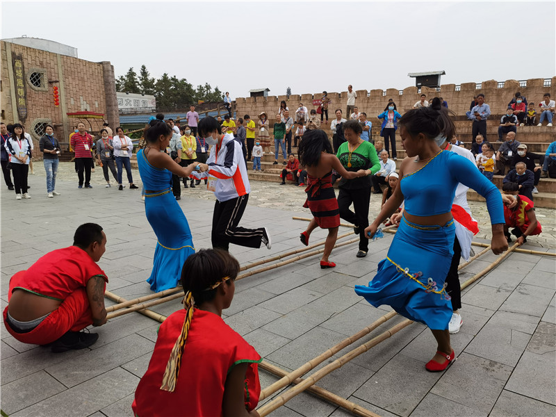 考察团队员现场体验佤族舞蹈