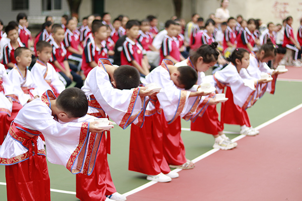 孩子们行拜师礼